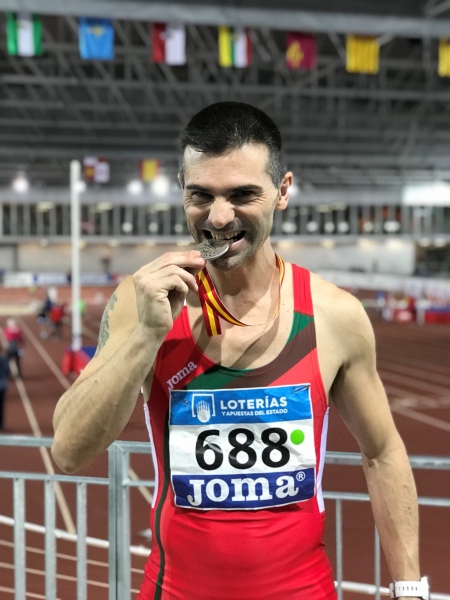 Jonathan Orozco con la medalla de plata del Campeonato de España máster.