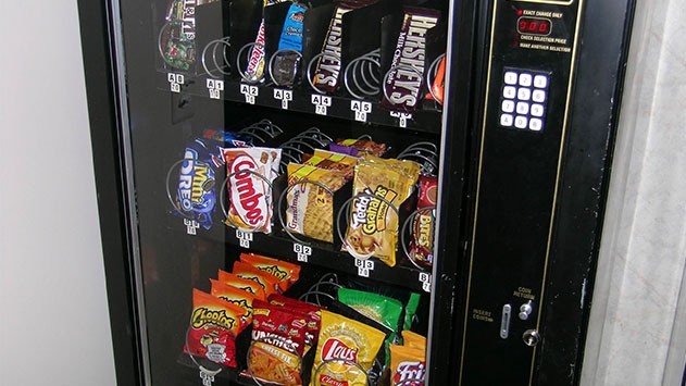 Los centros municipales se quedan sin máquinas de vending ni plan de prevención de riesgos laborales.
