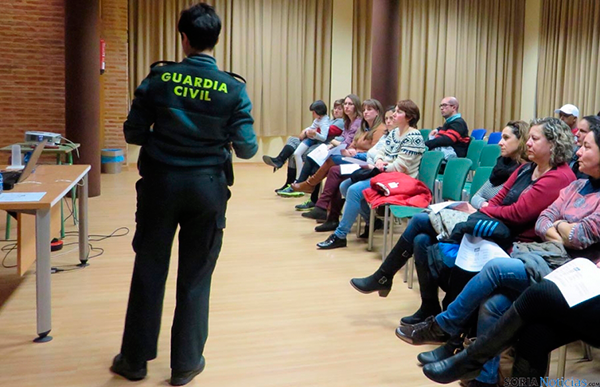 Pinto ofrece una charla sobre autoprotección en caso de atentado.