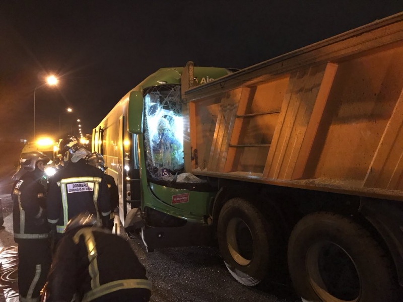 Accidente entre un camión y un autobús en la A4.