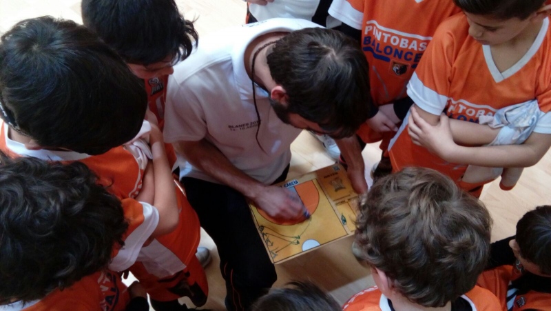 Jugadores del Pintobasket en pleno partido.