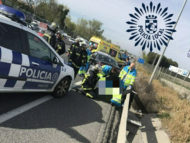 Los servicios de emergencia atienden a los heridos tras la persecución.