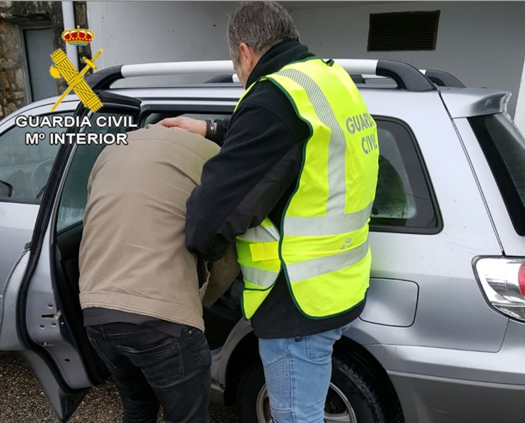 Agente de Guardia Civil deteniendo a un individuo.