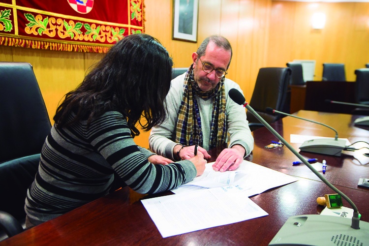 El alcalde Rafael Sánchez durante el acto institucional y público de entrega de llaves a los residentes de las nuevas viviendas municipales.