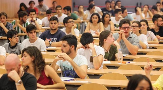 Estudiantes durante la EvAU.