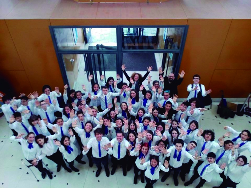 Alumnos y profesores del coro 'Voces para la convivencia'.