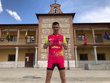 Jonathan Orozco posa frente al Ayuntamiento de San Martín de la Vega con las medallas conseguidas en el Campeonato de Madrid.
