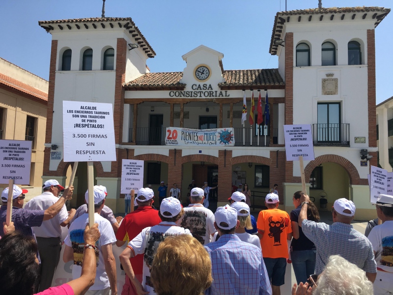 Los manifestantes protestaron frente al Ayuntamiento de Pinto.