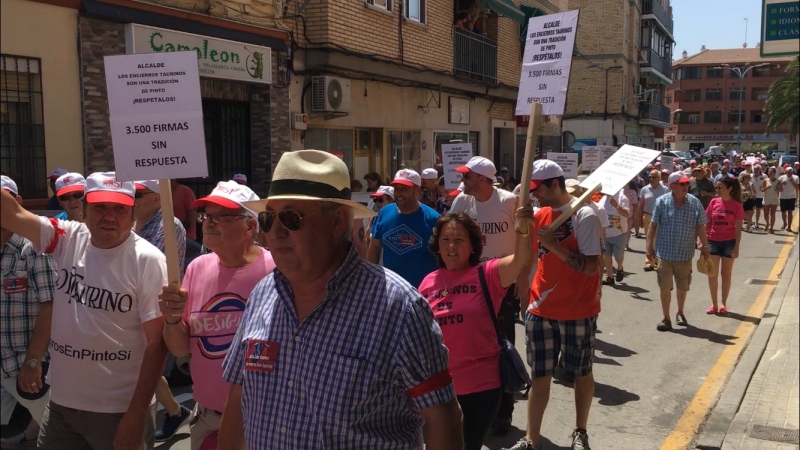 Los manifestantes protestaron frente al Ayuntamiento de Pinto.