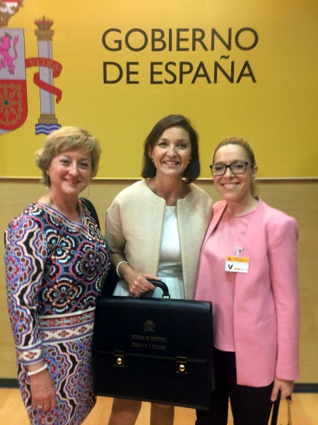 Lorena Morales (drch), con la ministra de Industria Reyes Maroto (centro) y Carmen Barahona, secretaria de Organización del PSM (izq).