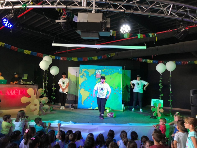 Cuentacuentos ‘Around the World’ durante la fiesta de fin de curso de Kids&Us.