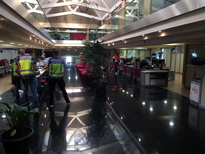 Agentes de la UDEF durante su registro en el Ayuntamiento de Pinto.