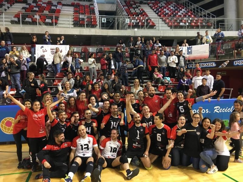 Jugadores y aficionados celebran el ascenso del CV Pinto.
