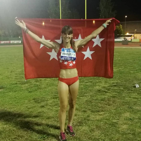 Carolina Pacheco celebra la medalla de bronce conseguida con la Comunidad de Madrid.