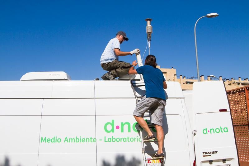 Instalación de la unidad móvil de medición del aire de la Comunidad de Madrid.
