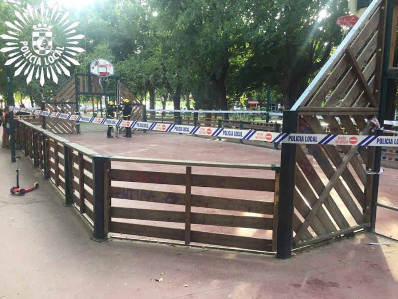 Precinto de Policía Local en la pista multideporte del parque Egido de Pinto.