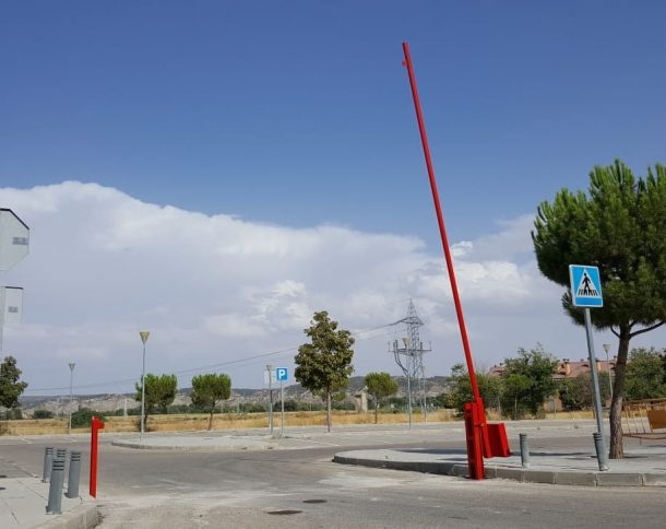 Barrera instalada en el aparcamiento del cementerio municipal de San Martín de la Vega.