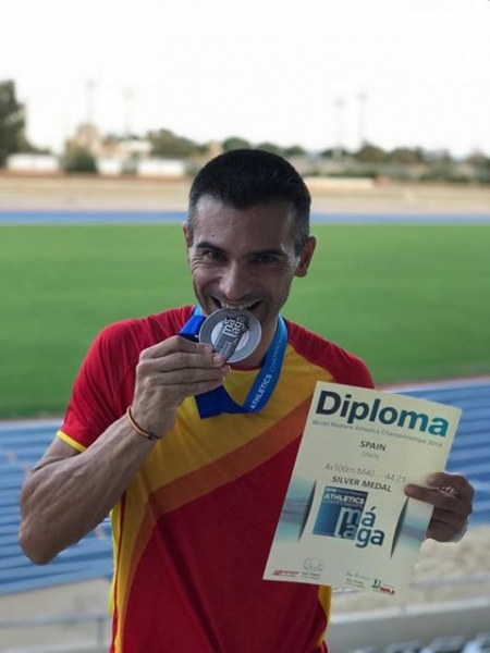 Jonathan Orozco con la medalla mundialista.