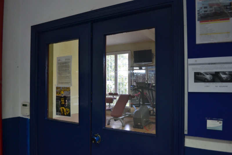 Entrada al gimnasio del polideportivo Sandra Aguilar.