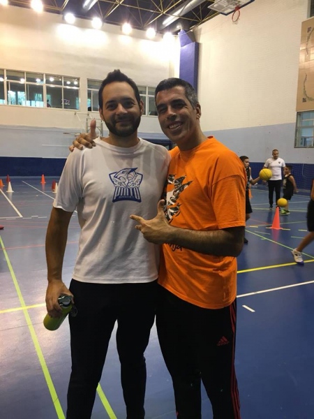 El actor Roberto Sánchez junto con un miembro del Pintobasket.