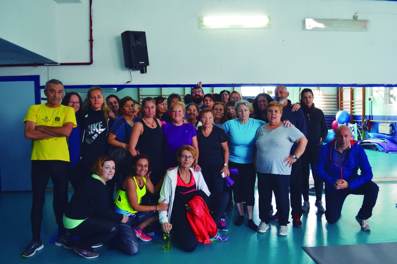 Usuarios de una clase colectiva del Abono Deportivo junto a Carlos Solís, gerente de Sportmadness.