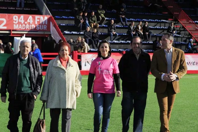 Óscar Garvín junto al alcalde de Pinto, Rafael Sánchez, y la fundadora del club Atl. Pinto, Amelia del Castillo, en la inauguración oficial de las obras de mejora realizadas en el estadio este año.
