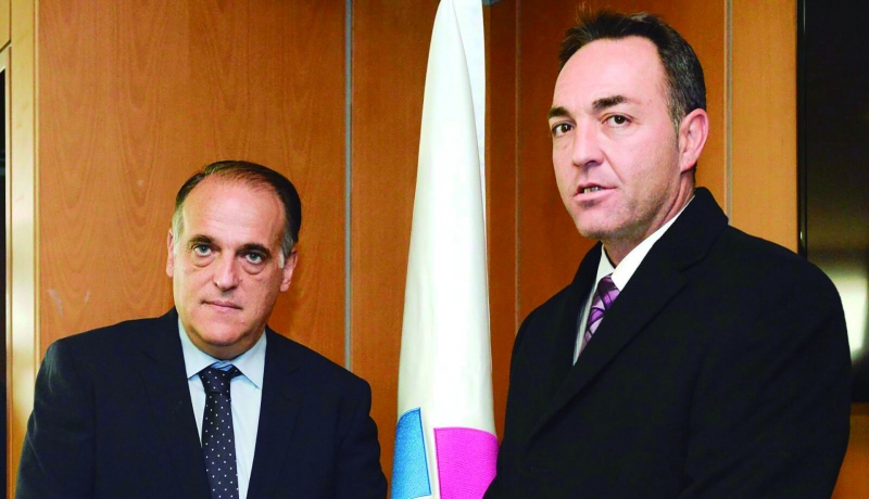 Óscar Garvín junto a Javier Tebas, presidente de La Liga.