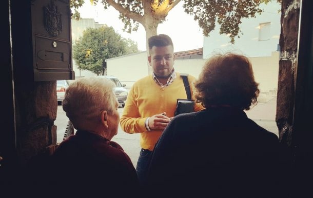El alcalde Rafael Martínez visita personalmente a los vecinos.