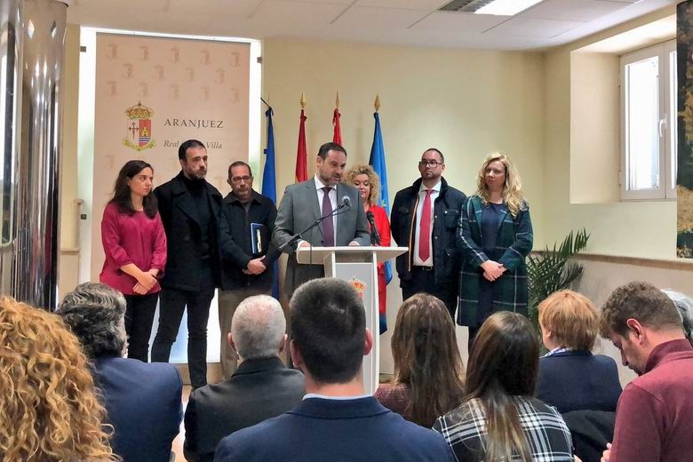 El ministro de Fomento, José Luis Ábalos, junto a los alcaldes de los municipios 'afectados'.