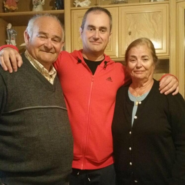 Antonio Pleguezuelos y María del Carmen Lebrón con uno de sus hijos, Benjamín.