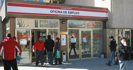 Cola frente a una oficina de empleo.