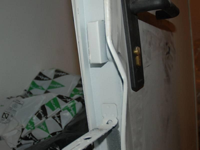 Puerta forzada de un trastero.