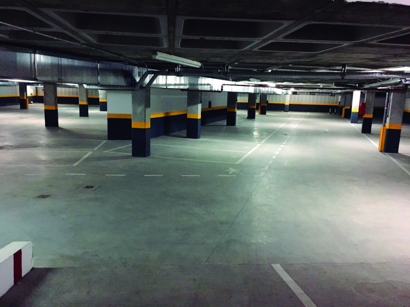 El Ayuntamiento ha puesto en funcionamiento este año las 122 plazas de aparcamiento subterráneo del edificio comercial del Parque Buenos Aires.