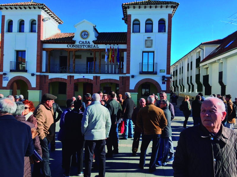 Los 'yayoflautas' se concentran en la plaza del Ayuntamiento exigiendo "una pensión digna".