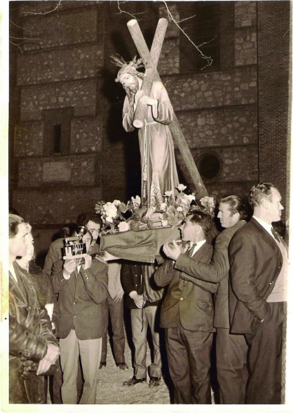 Imagen antigua de una procesión.