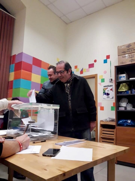 Rafael Sánchez votando en las primarias de Ganemos Pinto.