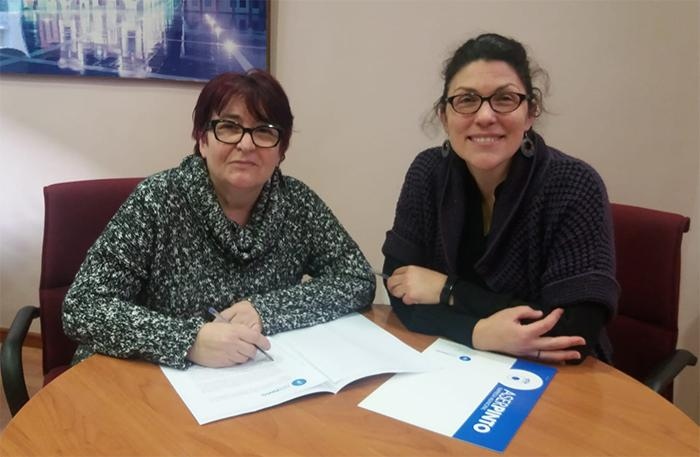 Firma del convenio por parte de Aurora Muñoz, representante de AFAP, y Consoli Astasio, consejera delegada de Aserpinto.