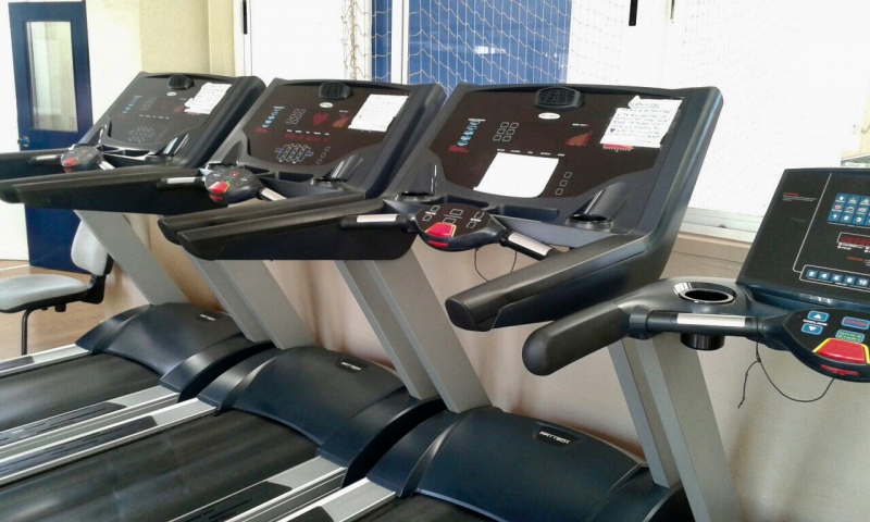Máquinas del gimnasio del polideportivo Sandra Aguilar.