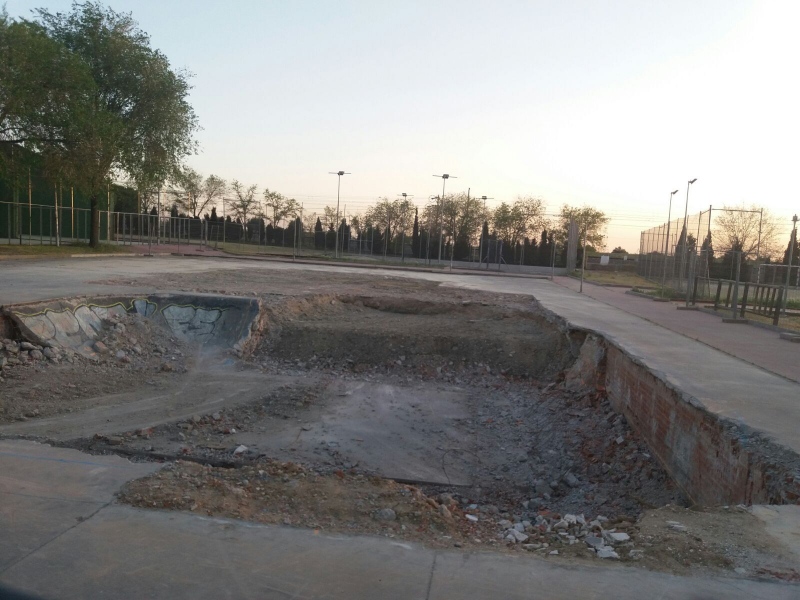 El socavón del skatepark.