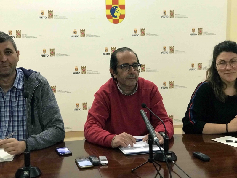 El alcalde Rafael Sánchez (centro) acompañado de otros concejales del Gobierno.