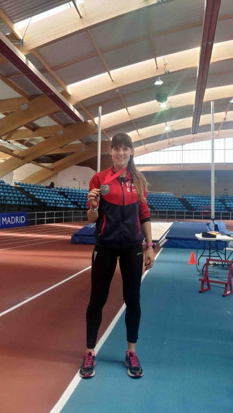 Carolina Pacheco con la medalla de plata.