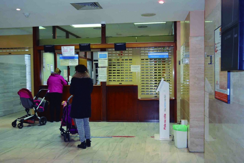 Dos madres piden cita para el pediatra en el Centro de Salud de Ciempozuelos.