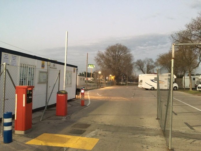 Barrera del área de autocaravanas abierta durante el mes de diciembre.
