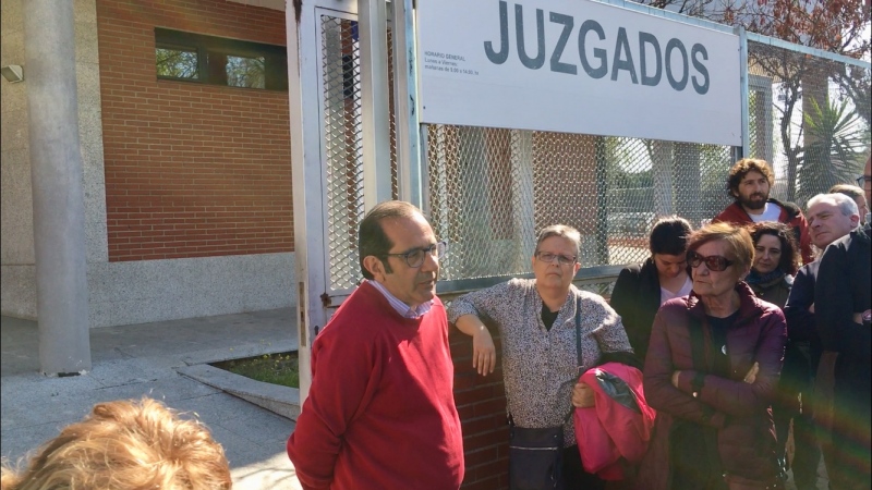 Rafael Sánchez frente al Juzgado de Parla.