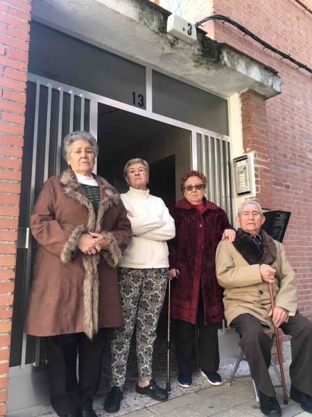 Felicidad, Nieves, Remedios y Eloy frente al número 13 del Parque Éboli, su casa.