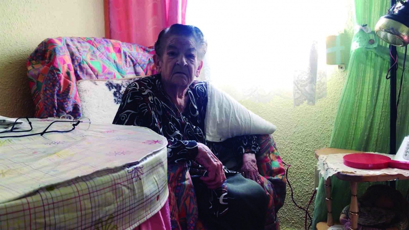 Antonia, necesita de una silla de ruedas para desplazarse. Su marido falleció "esperando el ascensor".