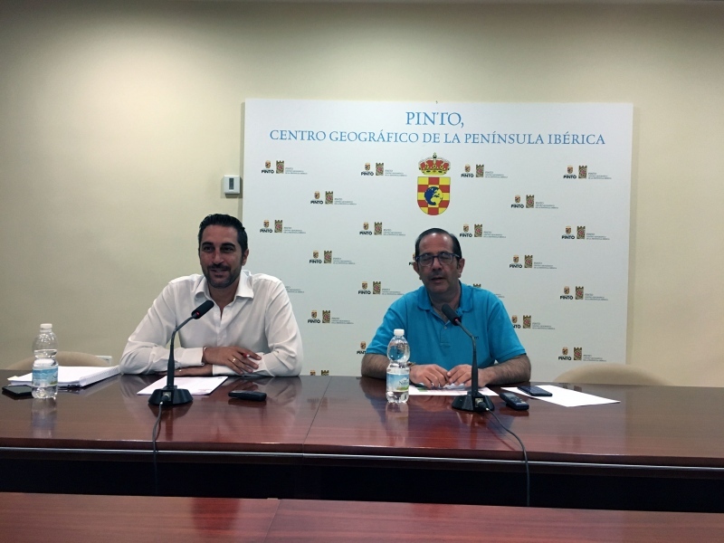 Juan Diego Ortiz, portavoz del PSOE, y el alcalde de Pinto, Rafael Sánchez.